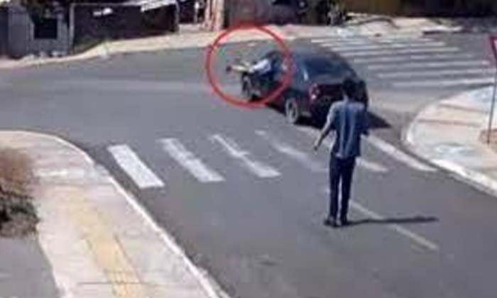  The Man Who Squeezed Into The Car And Escaped The Accident , Accident , Car Acci-TeluguStop.com