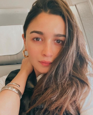  Alia Jets Off For Her Hollywood Debut, Feels 'like A Newcomer All Over Again'-TeluguStop.com