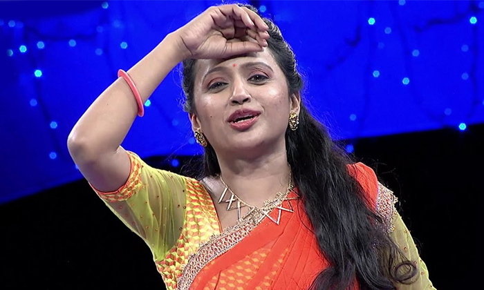  Anchor Suma Asked Singer Geeta Madhuri About Balakrishna And Chiranjeevi Details-TeluguStop.com