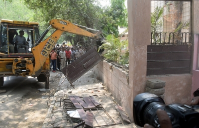  Anti-encroachment Drive Begins In Delhi's Janakpuri, Dwarka-TeluguStop.com
