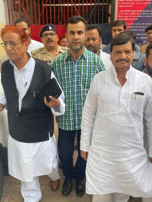  Azam, Shivpal Stay Away From Sp Legislative Party Meeting-TeluguStop.com