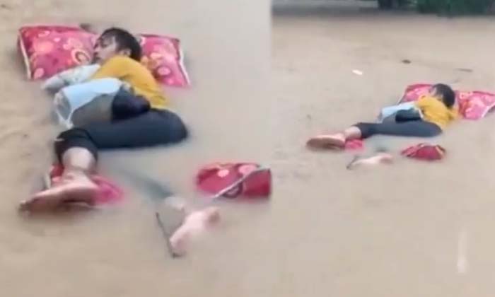  Man Lying On The Bed In The Flood Video Viral , Water Floating , Viral Latest ,-TeluguStop.com