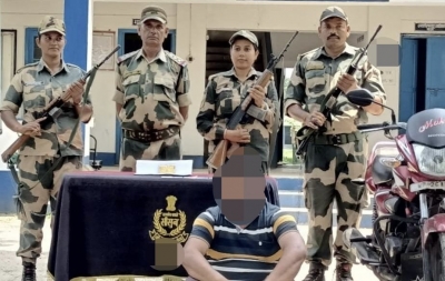  Bsf Seizes Gold Worth Rs 6 Cr Along India-b'desh Border, 2 Arrested-TeluguStop.com