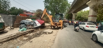  Bulldozer Rolls Near Delhi's Rithala Metro Station-TeluguStop.com