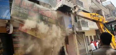  Bulldozer Rolls Near Delhi's Samaypur Badli Metro Station-TeluguStop.com