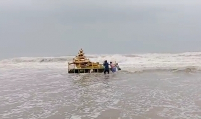  Chariot-like Structure Washes Ashore In Andhra-TeluguStop.com