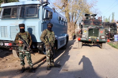  Cop Shot At By Terrorists In J&k's Pulwama-TeluguStop.com