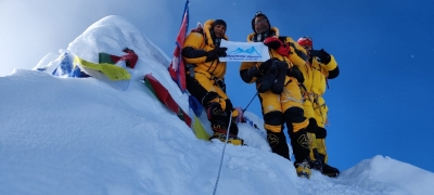  Doctor Couple From Gujarat Scales Mount Everest-TeluguStop.com