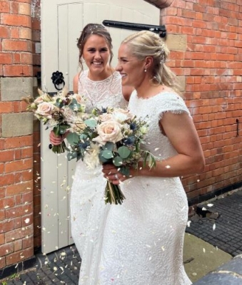  England Women Cricketers Katherine Brunt And Natalie Sciver Tie The Knot-TeluguStop.com