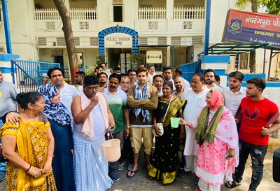  Gujarat Cong Workers Detained For Protesting At Amc Commissioner's Residence-TeluguStop.com