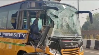  Gurugram: Narrow University Escape For Students In Bus-tractor Trolley Collision-TeluguStop.com