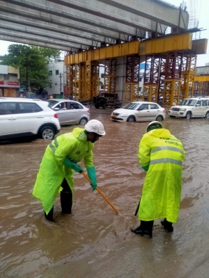  Heavy Rains Lash Hyderabad, Boats Out For Rescue In Old City-TeluguStop.com