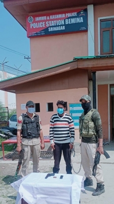  Hybrid Terrorist Arrested In Srinagar-TeluguStop.com