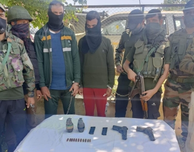  Hybrid Terrorist, Terrorist Associate Held In Kashmir-TeluguStop.com