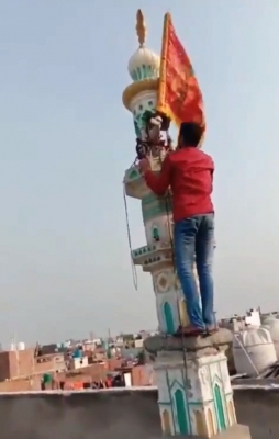  K'taka District Tense After Miscreants Hoist Saffron Flag On Mosque-TeluguStop.com