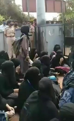  K'taka Students Protest Against Wearing Hijab In Classrooms-TeluguStop.com