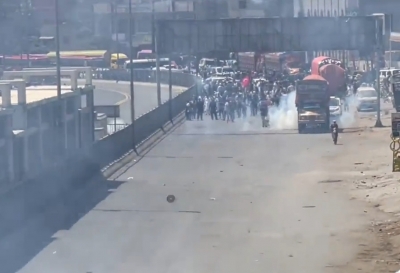  Lahore Police Use Tear Gas To Disperse Pti Workers Heading For 'azadi March'-TeluguStop.com