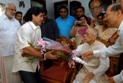 Left Seeking To Cash In On Maradona's Kolkata Association To Regain Lost Mass Ap Left Seeking To Cash In On Maradona's Kolkata Association To Regain Lost Mass Ap-TeluguStop.com