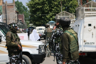  Let Terrorist Killed In Srinagar Encounter (ld)-TeluguStop.com