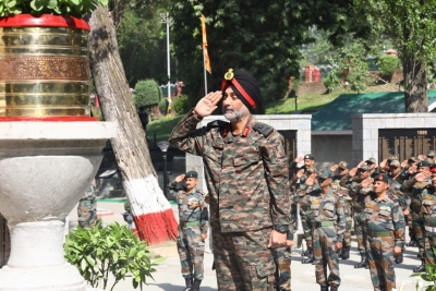  Lt Gen Amardeep Singh Aujla Assumes Command Of Chinar Corps-TeluguStop.com