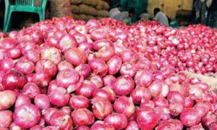  Maharashtra Farmer Distributed 200 Quintals Of Onions Maharashtra, Farmer , 200-TeluguStop.com