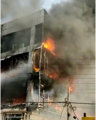  Massive Fire Breaks Out In Delhi's Mundka-TeluguStop.com