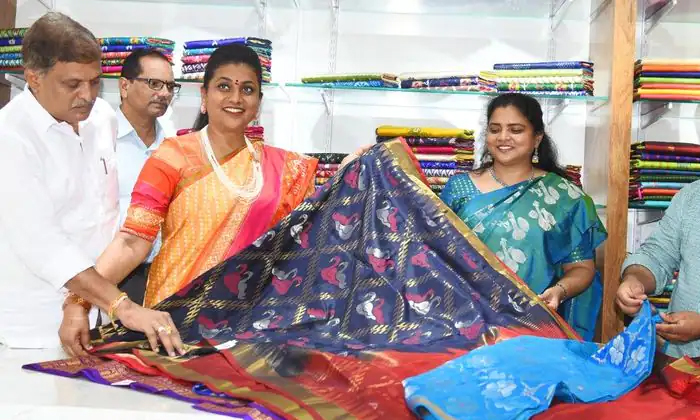  Minister Roja Visits Apco Showroom Says Support Handloom Families Details, Minis-TeluguStop.com