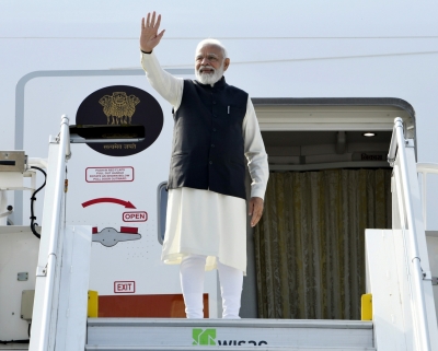  Modi Arrives In Paris, To Meet President Macron-TeluguStop.com