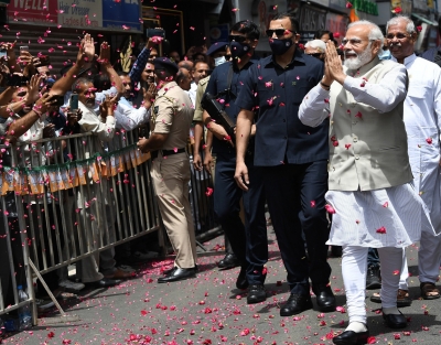  Modi Breaks Security Protocol To Accept Mother's Portrait In Shimla-TeluguStop.com