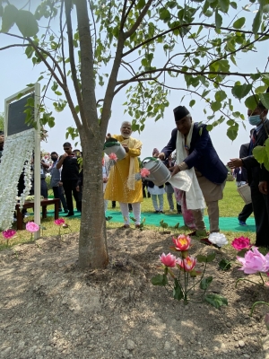  Modi Offers Prayers In Lumbini's Maya Devi Temple-TeluguStop.com