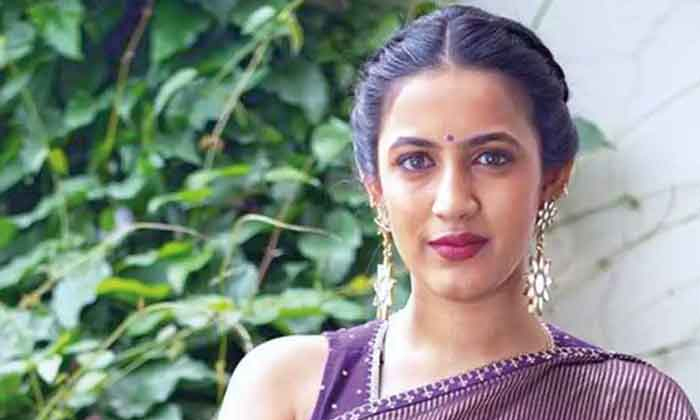  Netizens Trolling Heroine Niharika Details Goes Viral , Niharika , Niharika Kini-TeluguStop.com