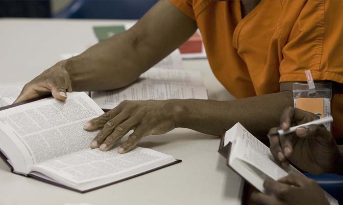  Olivia Jail Prison Reading Books , Olivia Jail Prison , Reading Books , Olivia-TeluguStop.com