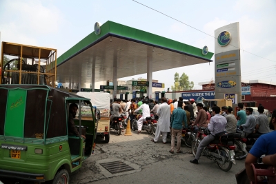  Pak Caves In To Imf, Petrol Prices Increase By One Fourth-TeluguStop.com