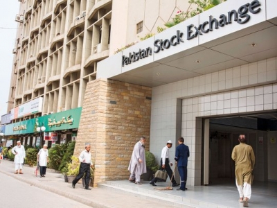  Pakistan Stocks Fall As Clashes Between Pti Protesters And Police Dampen Sentime-TeluguStop.com