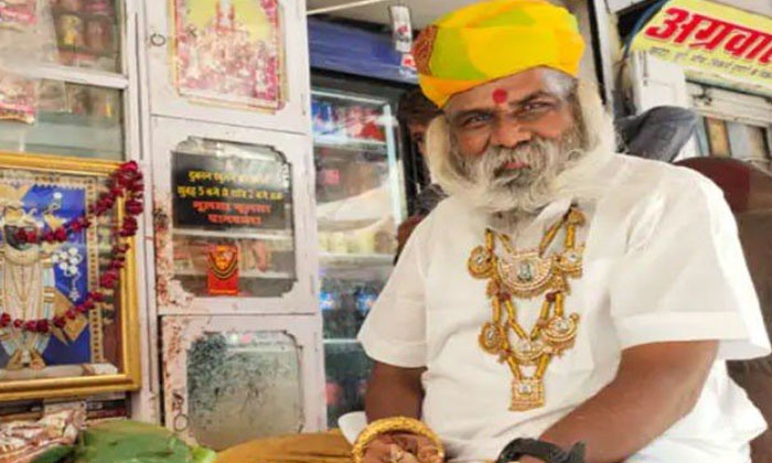  The Man Who Sells The Pan Is Full Of Shit And Gold Pan Men, Selling, Gold, Viral-TeluguStop.com