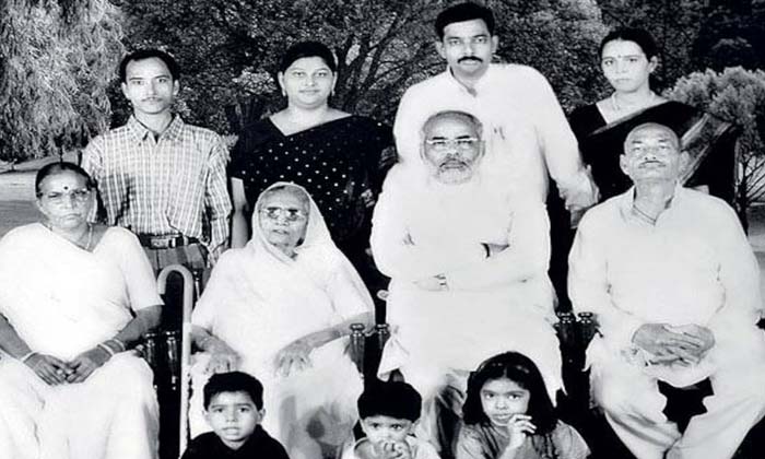  Pm Narendra Modi Family Members Details , Pm Narendra Modi ,  Narendra Modi Fami-TeluguStop.com