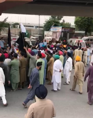  Protests In Pakistan After Two Sikh Shopkeepers Gunned Down-TeluguStop.com