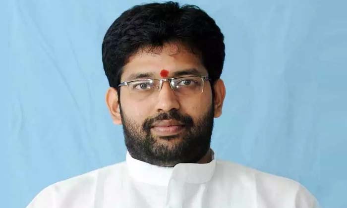  Gadarada Ysrcp Leaders Rigined On Party , Ysrcp, Gadarada Mptc, Battula Lakshami-TeluguStop.com