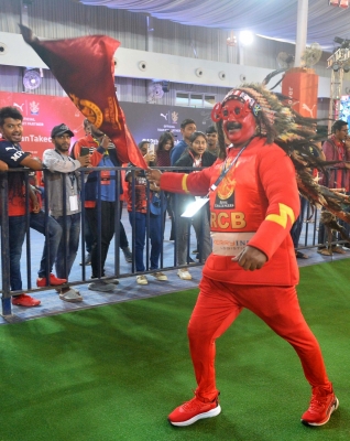  Rcb Fans Create Guinness World Record For Most Cricket Runs Between The Wickets-TeluguStop.com