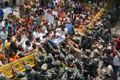  Right Wing Activists Protest Demanding Renaming Of Delhi Road, 5 Detained-TeluguStop.com