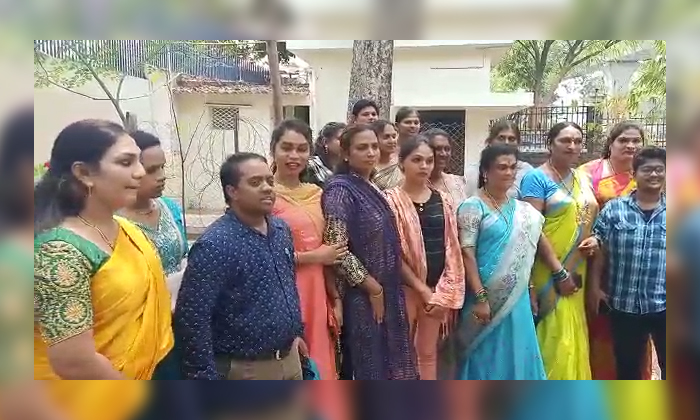  Transgenders Met Dgp To Allow Them For Police Jobs Details, Transgenders ,dgp ,-TeluguStop.com