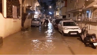  Two Dead As Heavy Rainfall Pounds Bengaluru (ld)-TeluguStop.com