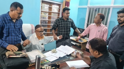  Two Officials Held In Assam For Taking Bribe-TeluguStop.com