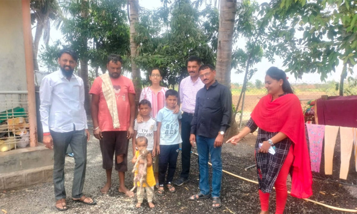  Viral Kid Baby Girl Brought Leopard Cub Mistaking As Cat Cub In Maharashtra Deta-TeluguStop.com