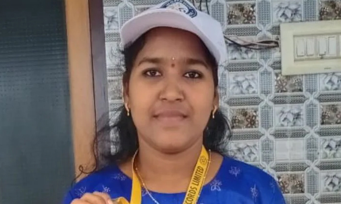  Vizag Girl Mamidi Ramya Placed In World Book Of Records For Her Reverse Writing-TeluguStop.com