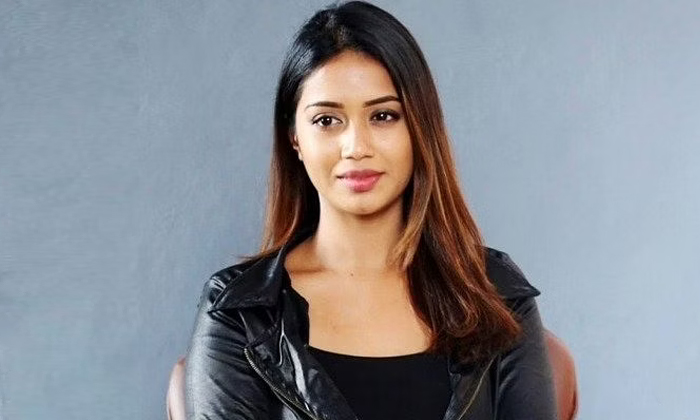  What Happened To Nivetha Pethurj And Her Face Details,  Nivetha Pethuraj, Tollyw-TeluguStop.com