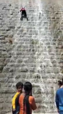  Youth Tries To Climb Karnataka Dam Face, Falls 30 Feet-TeluguStop.com