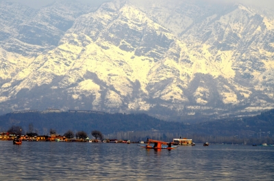  7 Tourists Rescued By Owner Of Sinking Houseboat In J&k's Dal Lake-TeluguStop.com