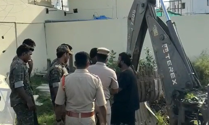  Attempt To Remove The Back Wall Of The Ayyanna S House With Jcb , Jcb, Ayyannap-TeluguStop.com