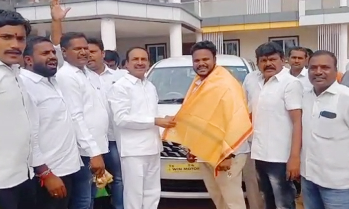  Beneficiary Who Started The Car Sanctioned By Dalit Bandhu On The Hands Of Etala-TeluguStop.com